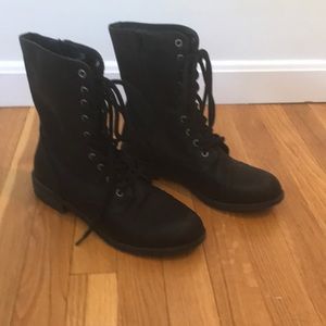 zip up black boots